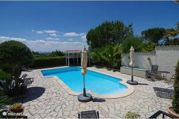 Von Ihrem Zimmer aus haben Sie einen Blick auf den Pool