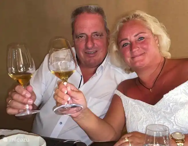 Marieke und Jan freuen sich, mit Ihnen auf einen schönen Urlaub anzustoßen. Wir werden alles dafür tun, dass Sie sich als Gast wie zu Hause fühlen.