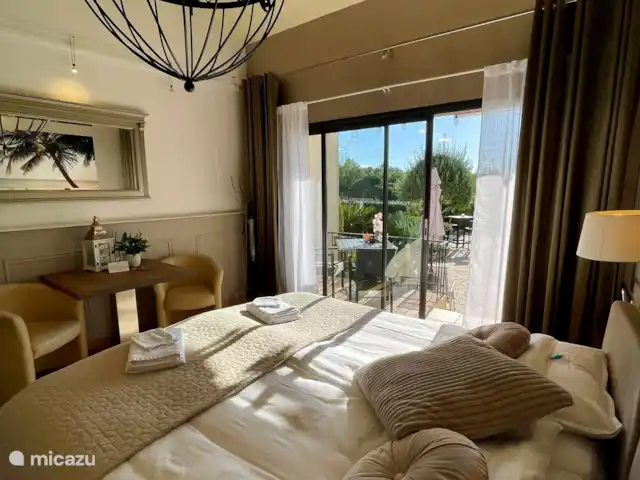 Location de Vacances France, Hérault, Oupia, chambres d'hôtes - Marie Jean Chambre d'hotes Du Jardin Table d’assise avec fauteuils club