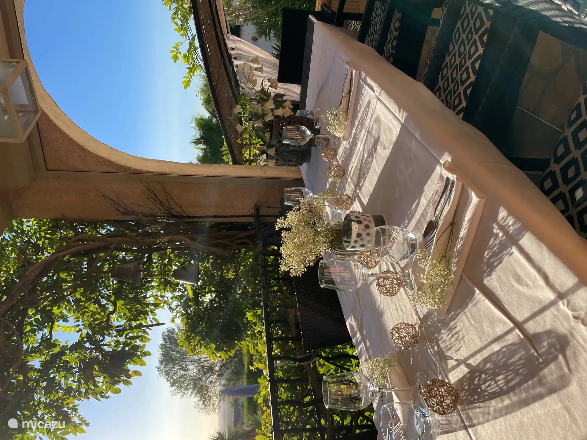 Der Tisch ist einladend gedeckt