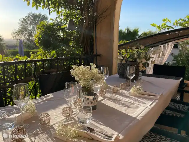 Location de Vacances France, Hérault, Oupia, chambres d'hôtes - Marie Jean Chambre d'hotes Du Jardin La table est dressée de manière invitante
