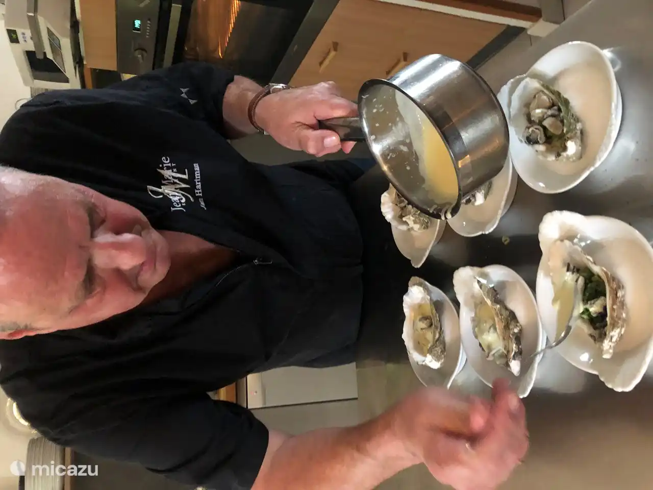 Jan in der Küche kocht zum Abendessen Table d'hôtes