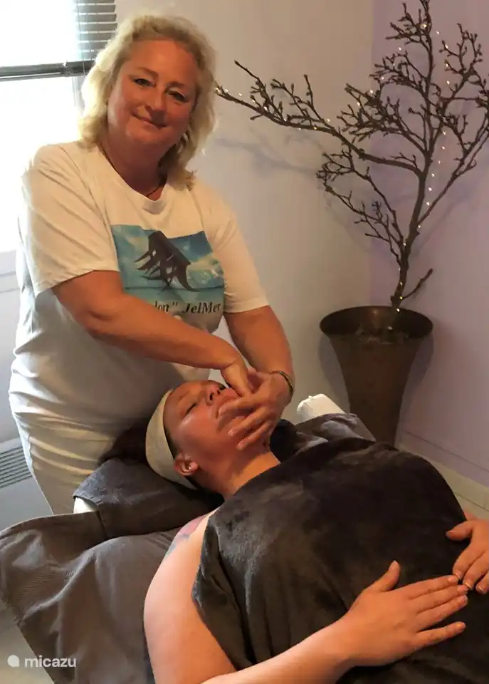 Pflegende und entspannende Gesichtsmassage 