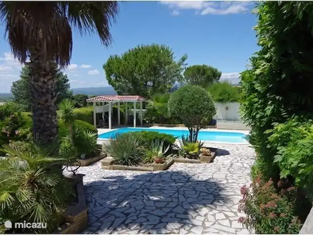 Location de Vacances France, Hérault, Oupia, chambres d'hôtes - Marie Jean Chambre d'hotes Du Jardin Jardin autour de la piscine