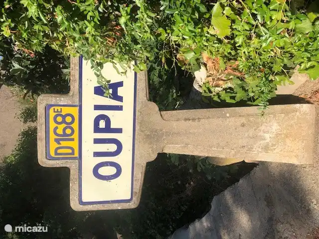 Oupia, malerisches Dorf, versteckt zwischen Weinbergen und Olivenhainen