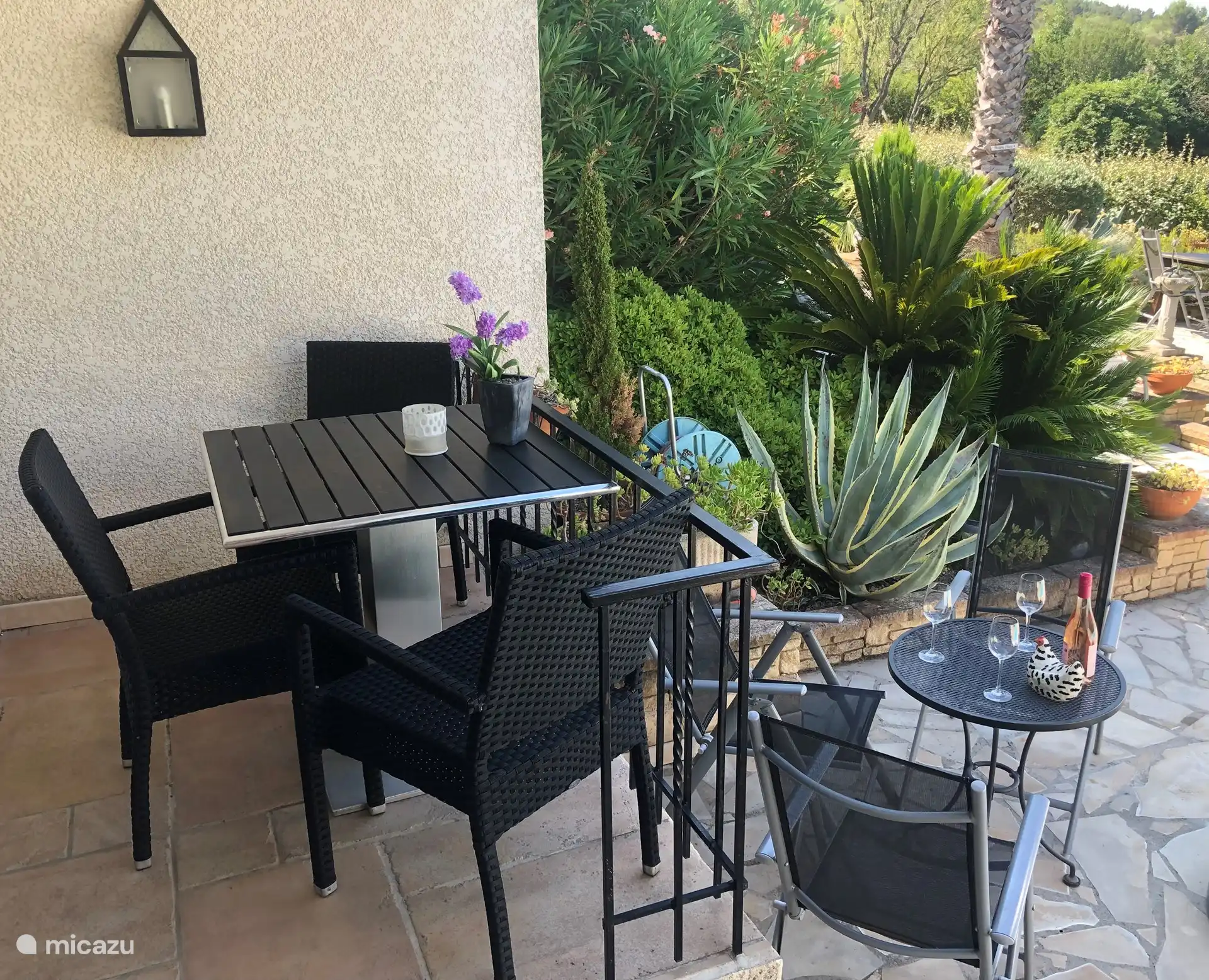 Tisch und Stühle auf der Terrasse