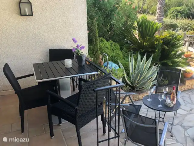 Location de Vacances France, Hérault, Oupia, chambres d'hôtes - Marie Jean Chambre d'hotes Du Jardin Table et chaises sur la terrasse
