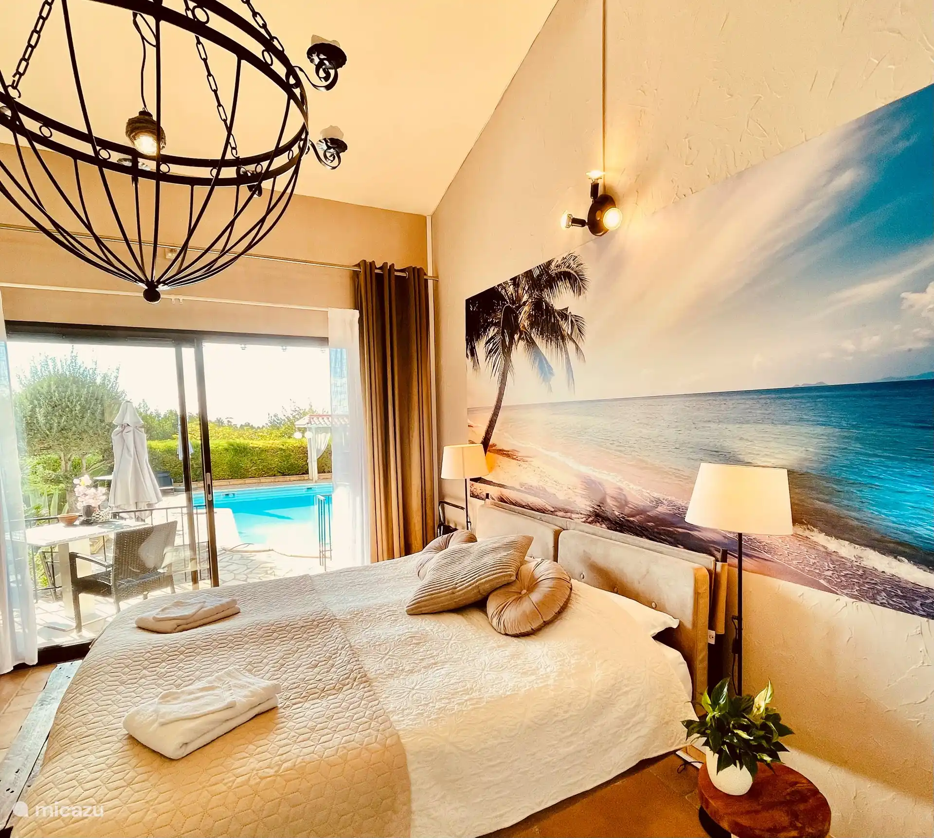 Schönes, helles Zimmer mit Kingsize-Bett