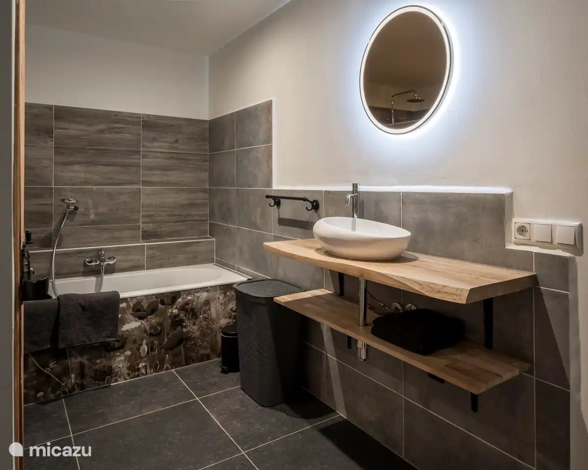 Badezimmer mit Badewanne