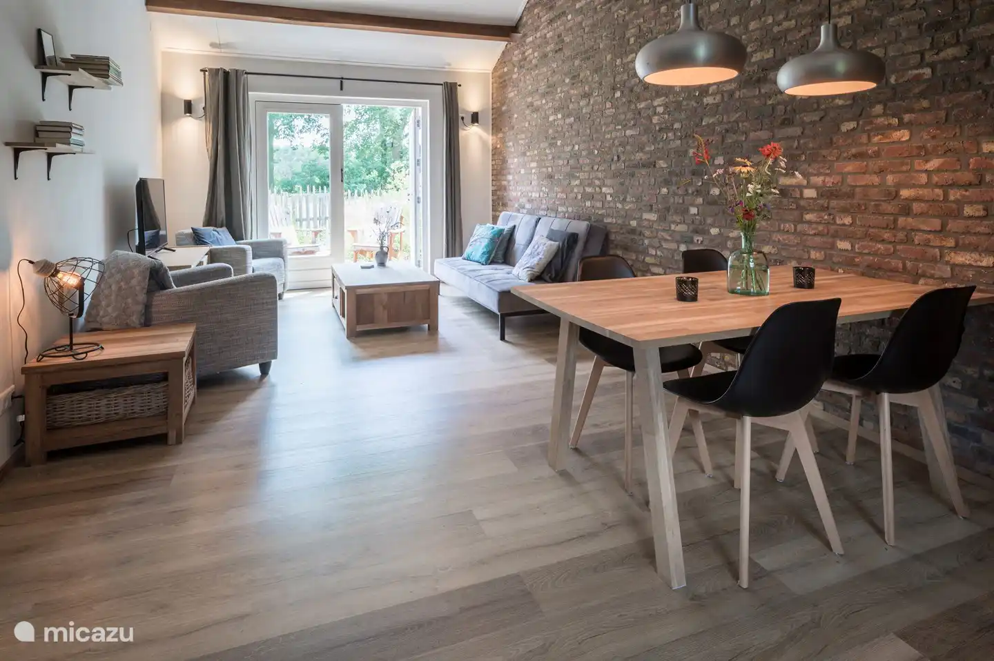 Wohnzimmer mit französischen Türen