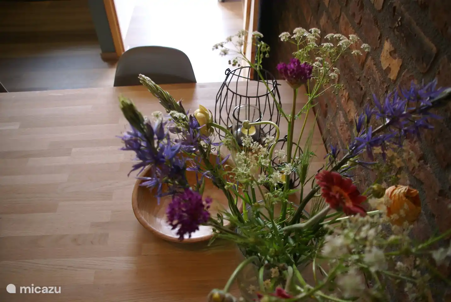 ein Blumenstrauß auf dem Tisch bei der Ankunft