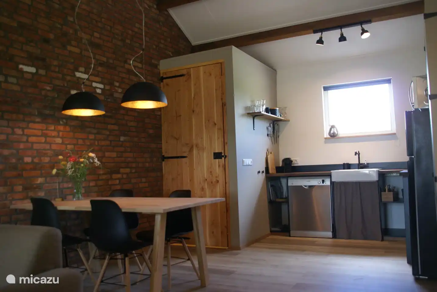 Wohnzimmer mit offener Küche