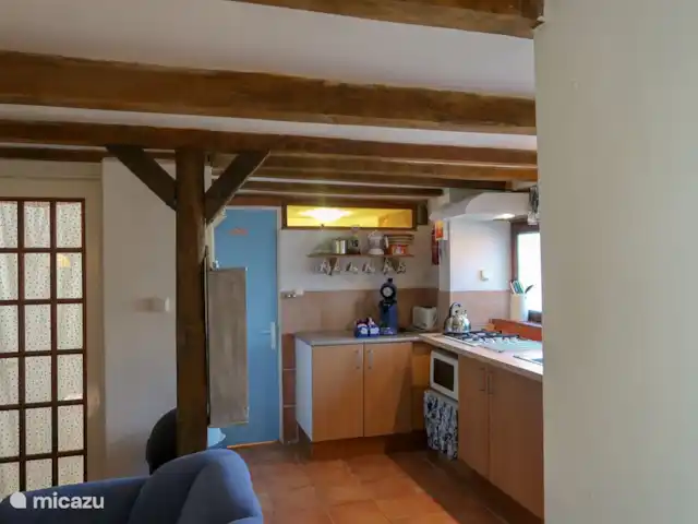 Arc en ciel | France, Dordogne, Sauveterre-la-Lémance - gîte / cottage cuisine ouverte avec lave-vaisselle. Derrière la porte bleue se trouve un autre lavabo, des toilettes et une machine à laver
