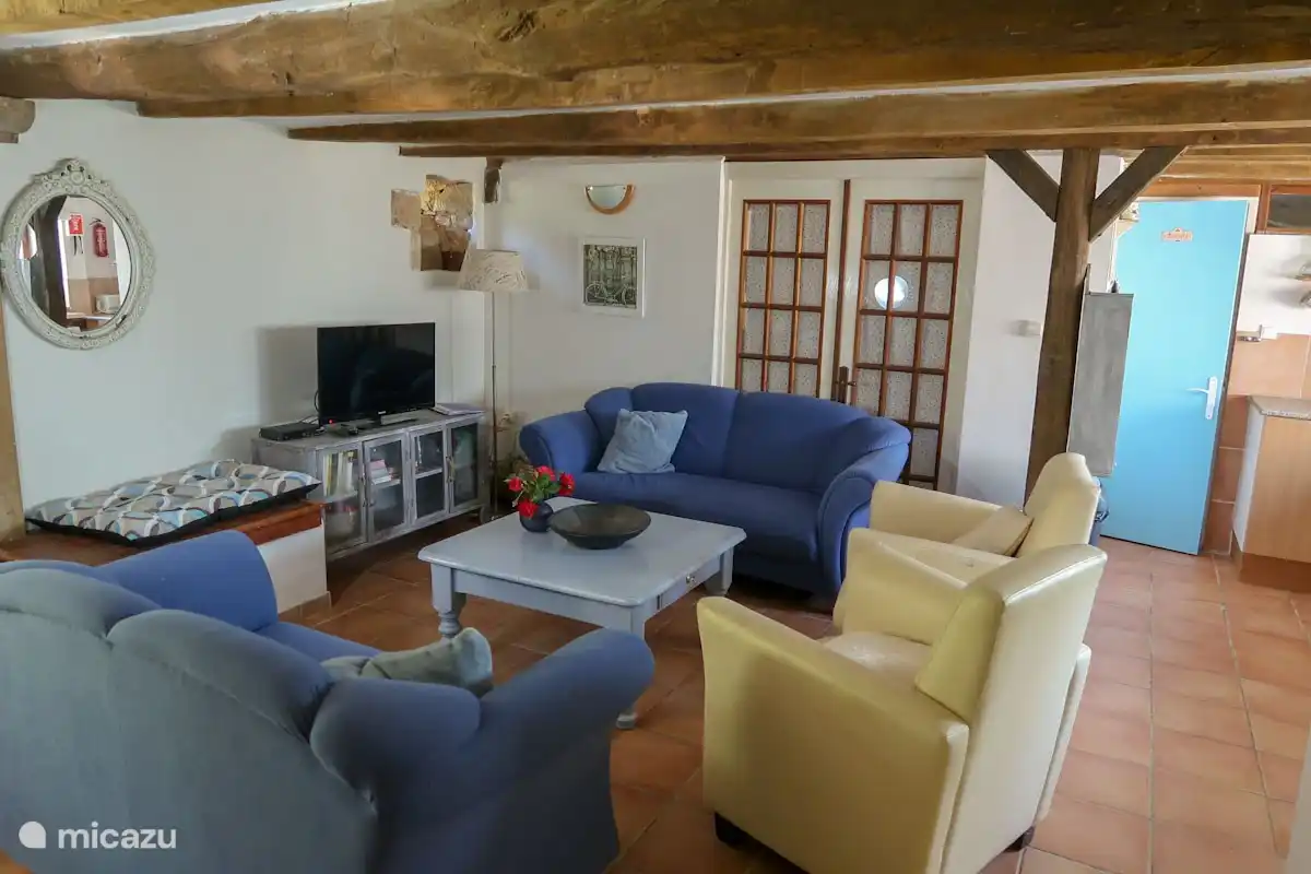 gemütliche Sitzecke. Fernsehen über die Frau mit Google Chrome Cast. Verwenden Sie also Ihre eigene Netflix- und TV-App