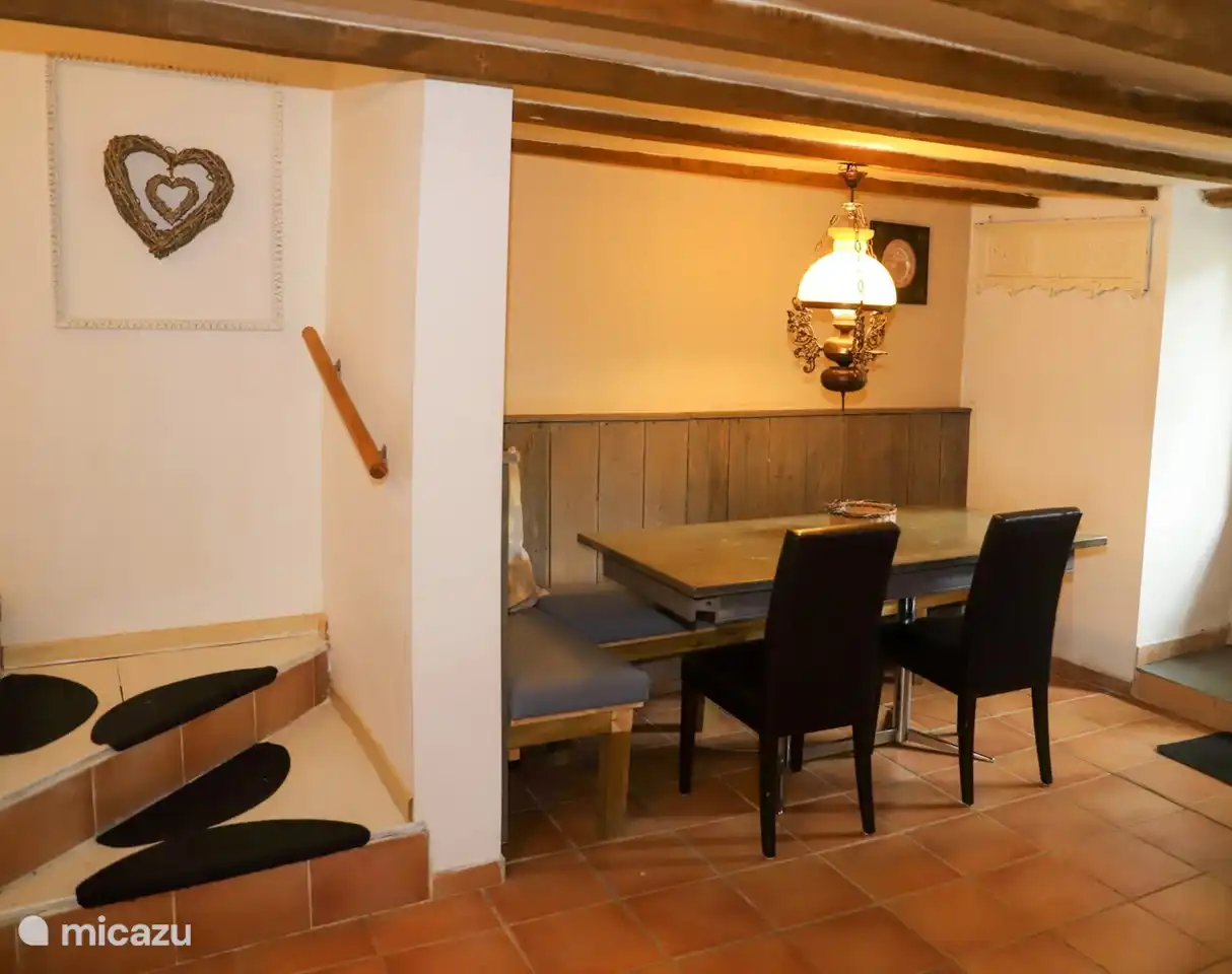 Essbereich und Treppe nach oben