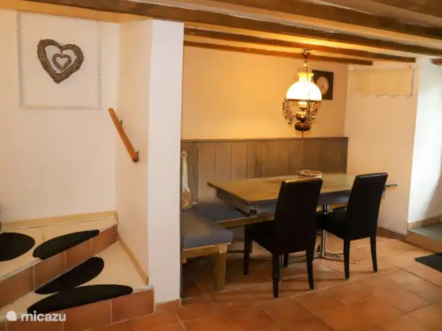 Arc en ciel | France, Dordogne, Sauveterre-la-Lémance - gîte / cottage Salle à manger et escalier jusqu’au sommet