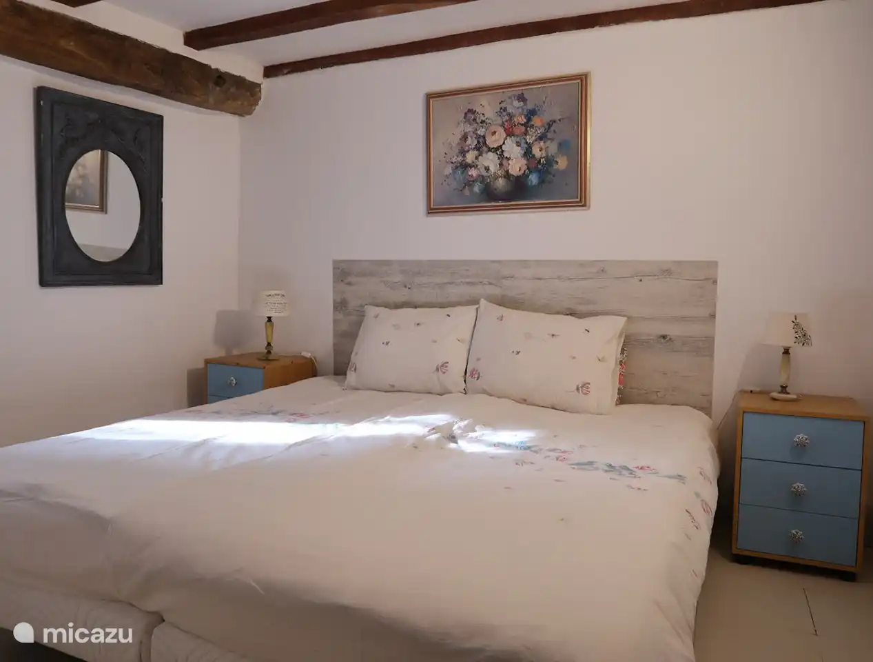 Schlafzimmer im Erdgeschoss mit Kingsize-Bett