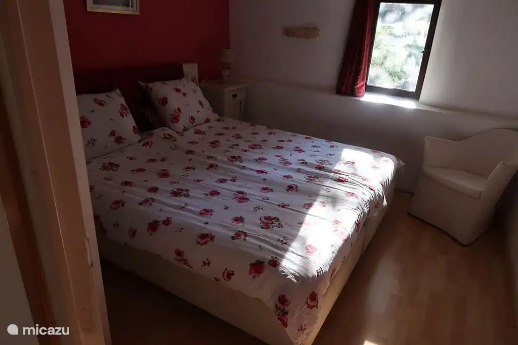 Schlafzimmer im 1. Stock mit Kingsize-Bett