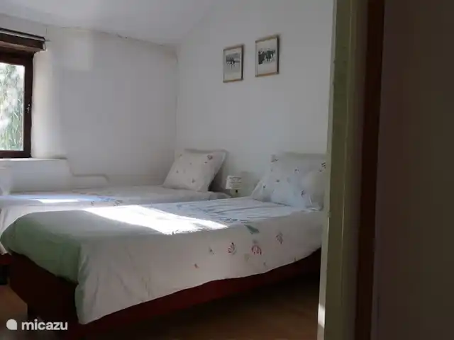 Arc en ciel | France, Dordogne, Sauveterre-la-Lémance - gîte / cottage chambre 1er étage lits de 2m par 0.80. Les lits peuvent également être placés ensemble