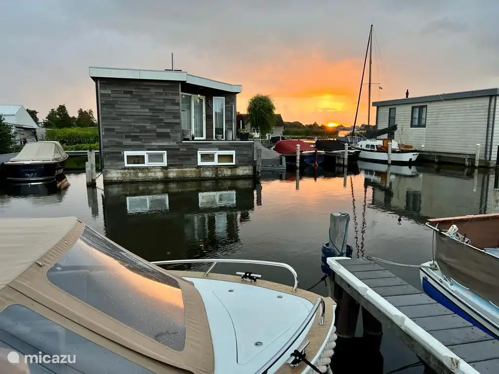 Sonnenaufgang am Yachthafen