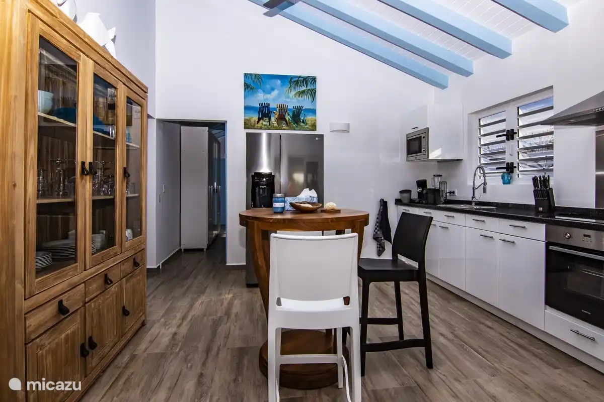 Ruime complete open keuken voorzien van alle gemakken o.a. een USA koelvrieskast met ijsblokjes machine.