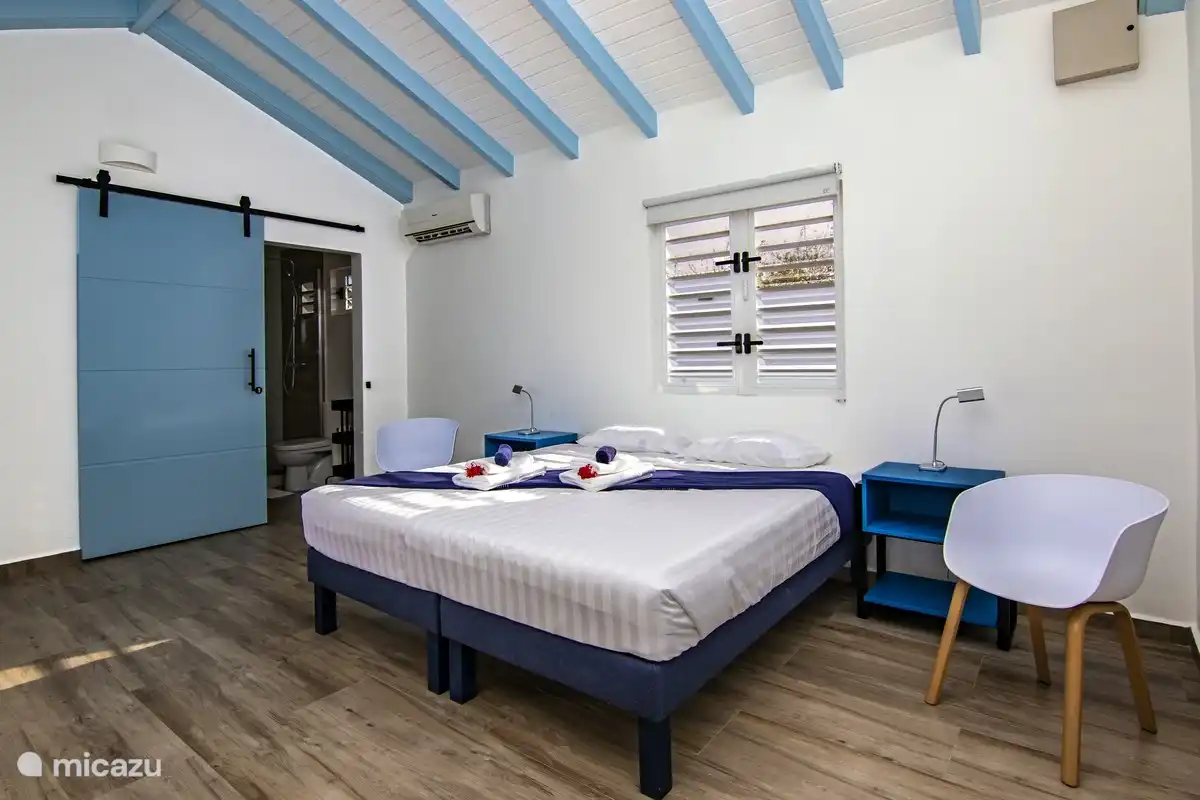 'Masterbedroom' met 'ensuite' badkamer