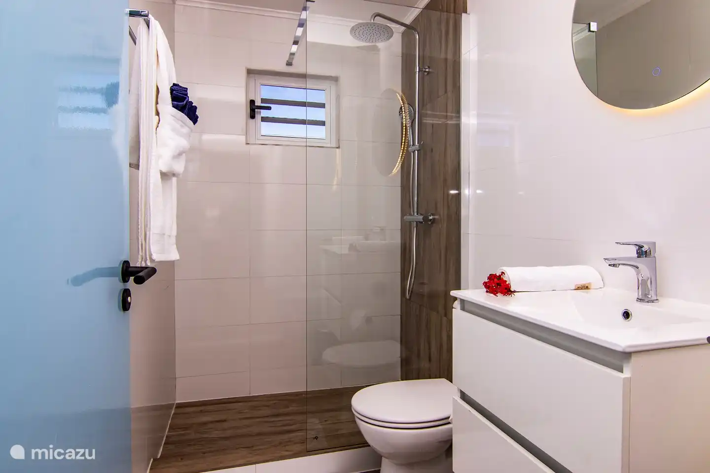 Badkamer 2. Deze wordt gedeeld door slaapkamer 2 en 3.