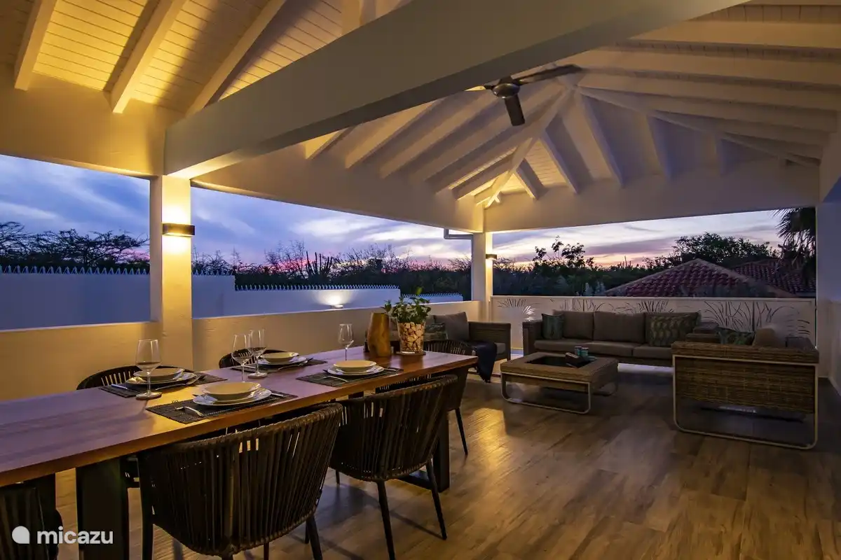 Ruime eettafel met comfortabele stoelen