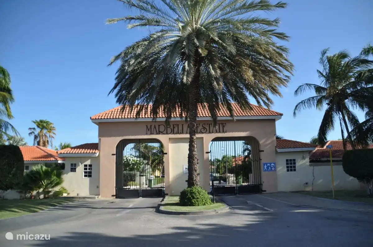 Toegangspoort van woonresort Marbella Estate.
Een (leen)toegangspas wordt verstrekt door de beheerder bij aankomst.