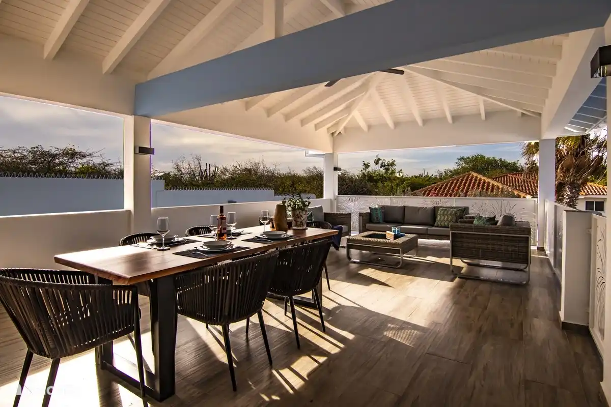 Woonporch, heerlijk overdekt buiten waar meestal een koele bries is.