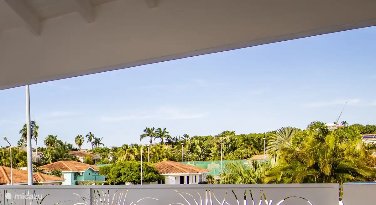 Vanaf de woonporch heb je vrij uitzicht over een deel van het park.