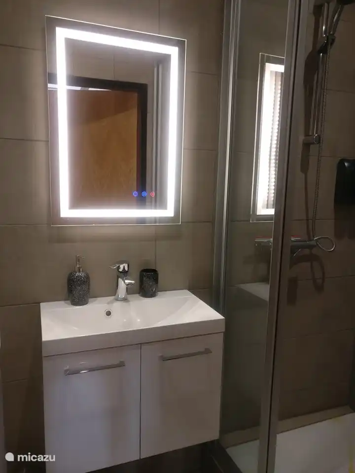 Incluso el espejo se calienta para que no se empañe al ducharse.