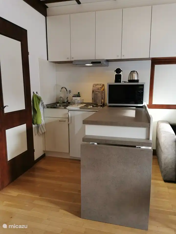 Cocina totalmente equipada con frigorífico, grill/horno/microondas, cafetera Nespresso y tetera