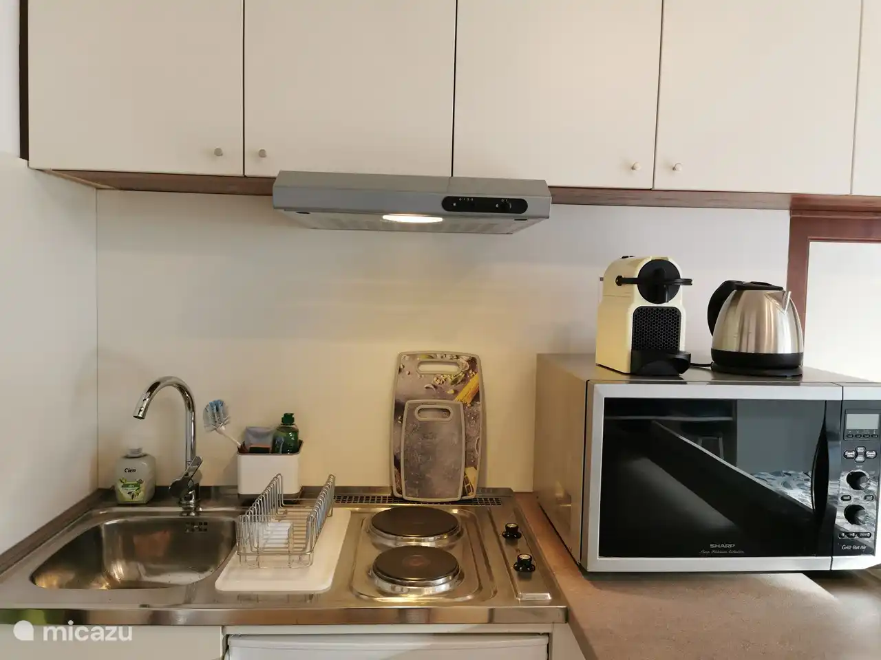 También se incluyen una placa de cocción y una cubierta lateral.