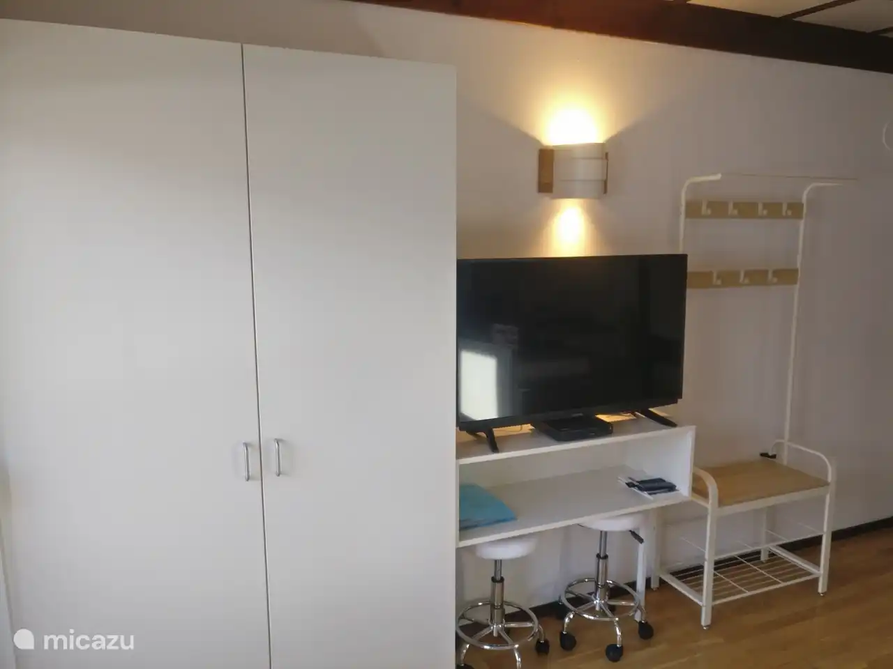 Armario colgante, ropero y smart tv. Wi-Fi gratis