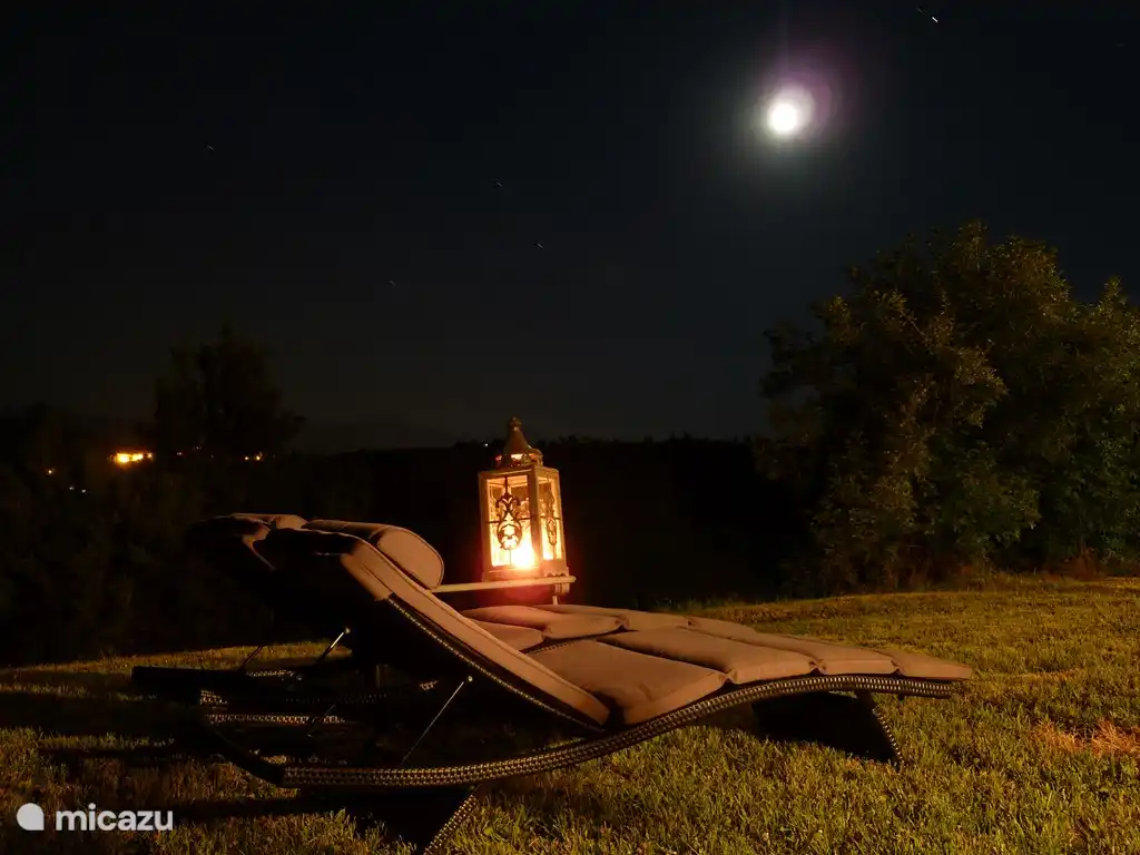 helle Mond am Himmel Linie