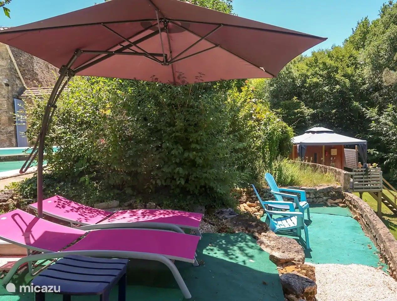 Ort zum Entspannen mit Blick auf den Wald. Im Hintergrund die Sauna