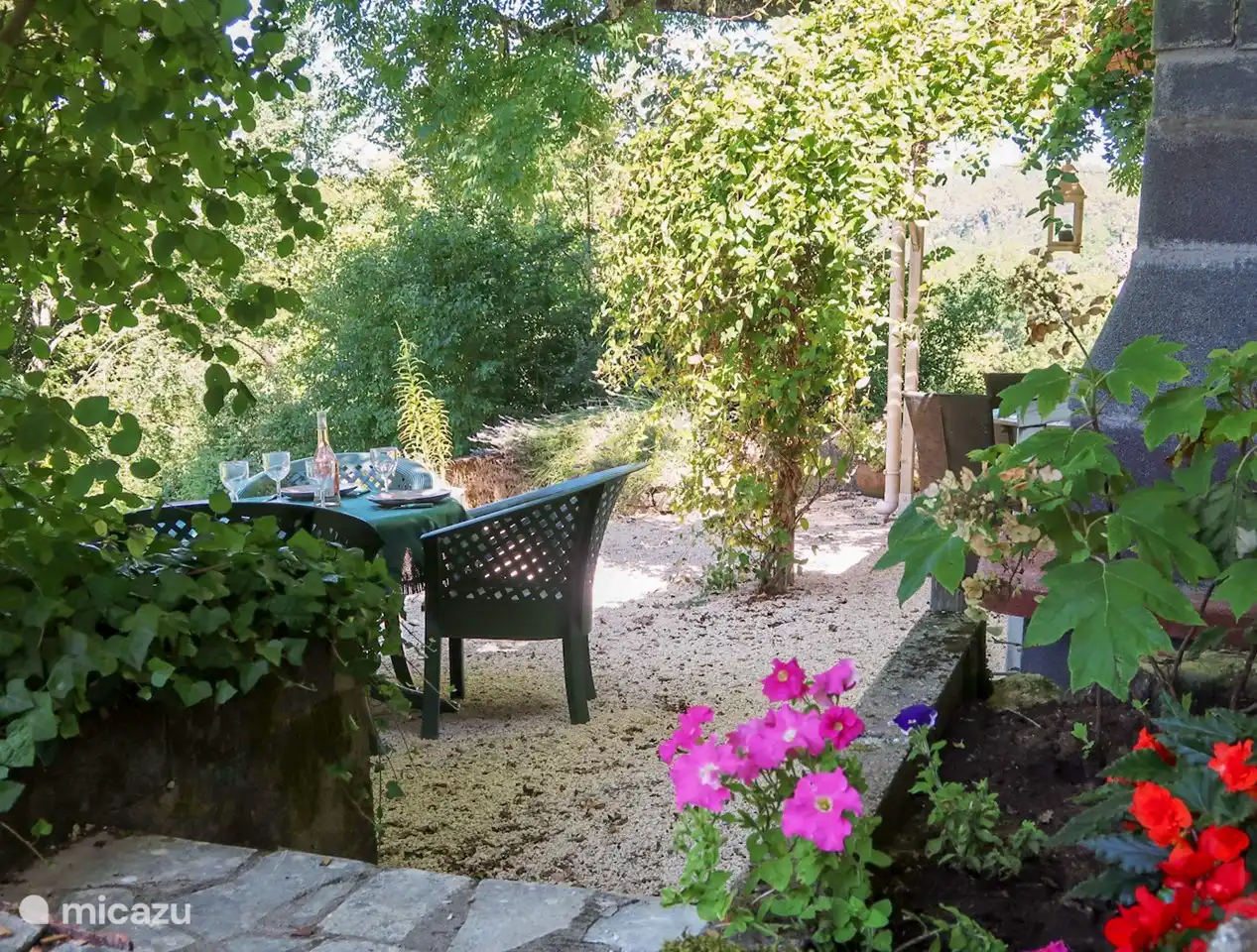 Terrasse mit Blick auf den Wald und das Tal