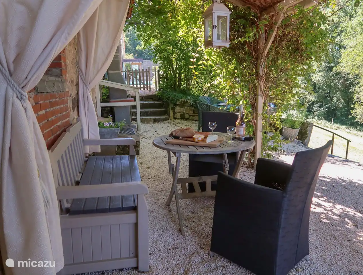 schattige Terrasse mit Blick auf den Wald