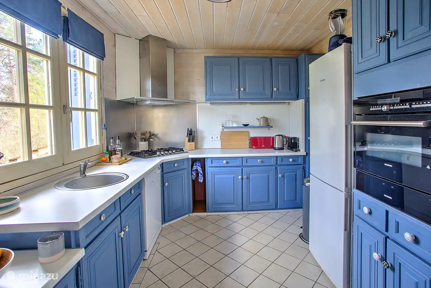 Küche mit allen Küchenutensilien und Bosch / Siemens Geräten