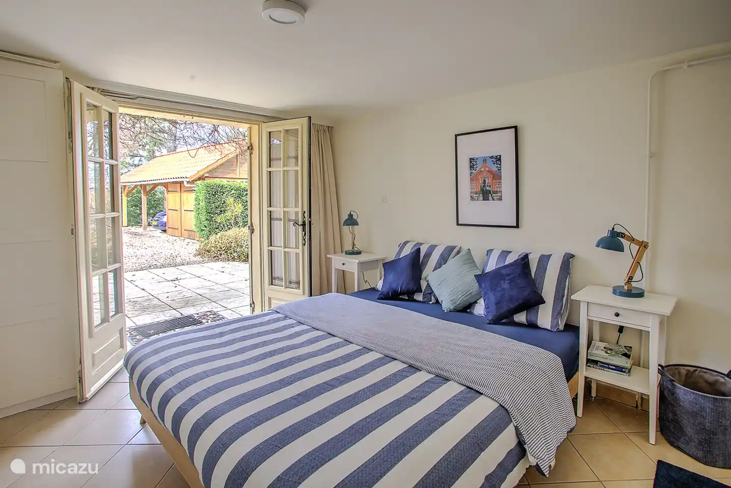 4. Schlafzimmer im Erdgeschoss mit Kingsize-Bett und Matratzenauflage