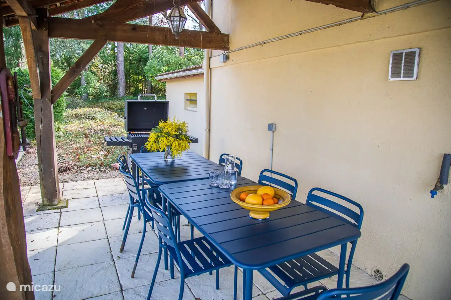 Der perfekte Ort für schwüle Sommerabendessen am Pool