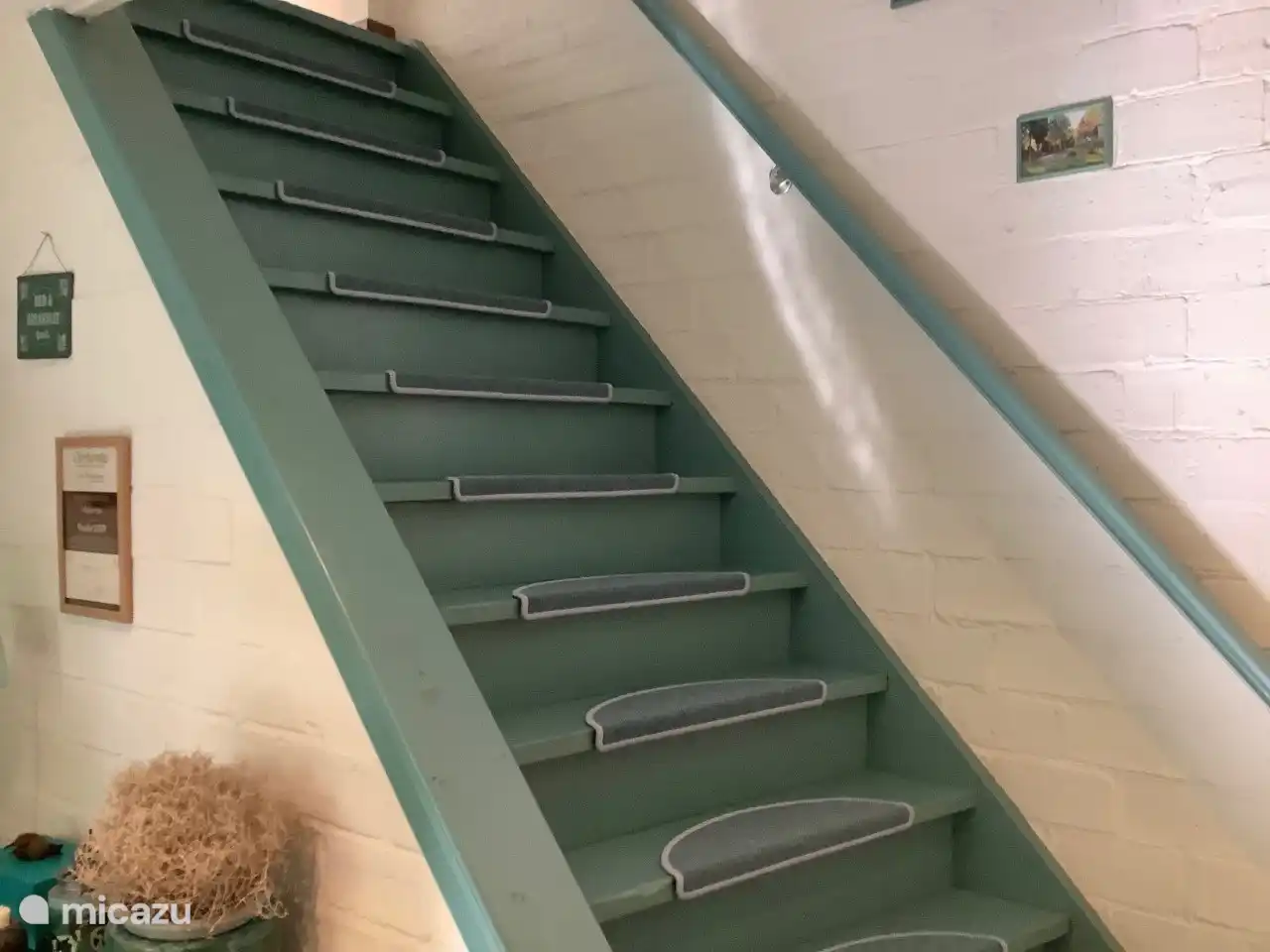 Treppe zum ersten Stock mit Schlafzimmer und Bad