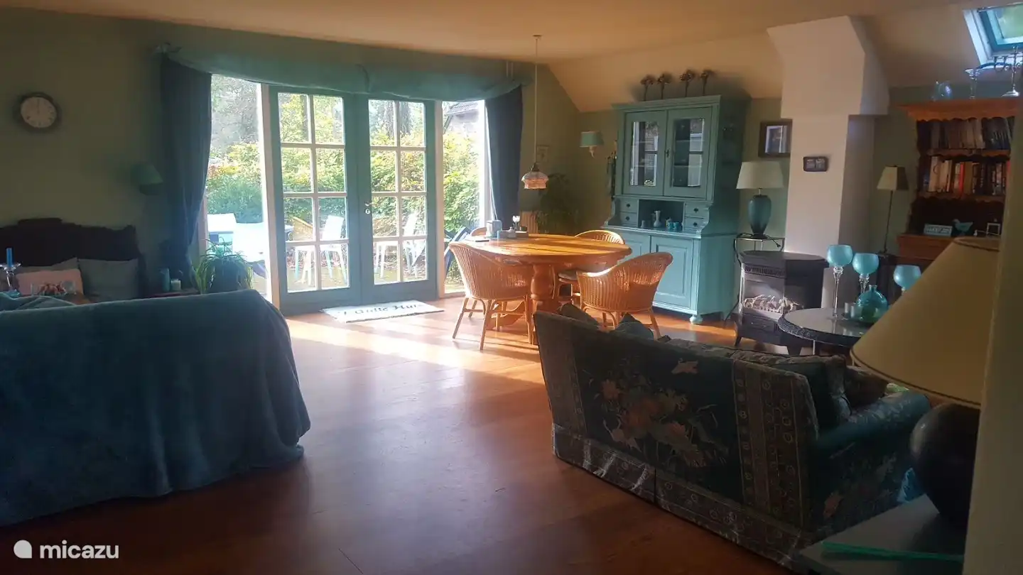 Wohnzimmer mit Esstisch