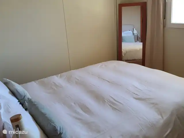 Albirelax | Espagne, Costa Blanca, Albir - appartement 1ère chambre (chambre parentale) avec 1 lit double sommier de 180x200 cm, climatisation et fenêtre avec volet roulant