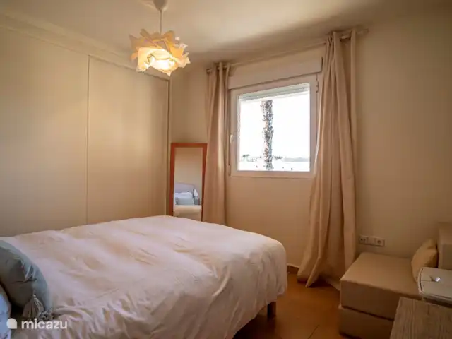 Albirelax | Espagne, Costa Blanca, Albir - appartement chambre principale avec nombreux placards et linge de rechange et climatisation