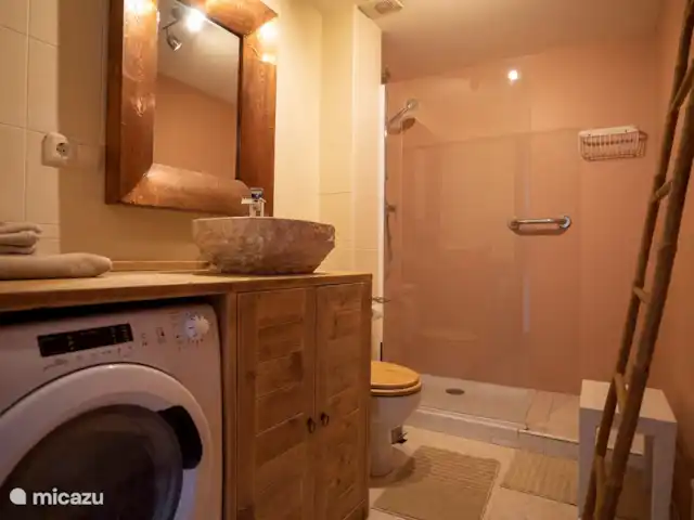 Albirelax | Espagne, Costa Blanca, Albir - appartement salle de bain avec machine à laver, fontaine, douche à l'italienne et étendoir à serviettes