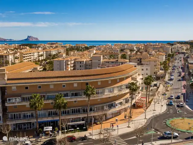 Albirelax | Espagne, Costa Blanca, Albir - appartement photo de la façade de l'immeuble, à droite se trouve l'appartement au 1er et 2ème étage, et en dessous se trouvent de jolis restaurants/boutiques etc.