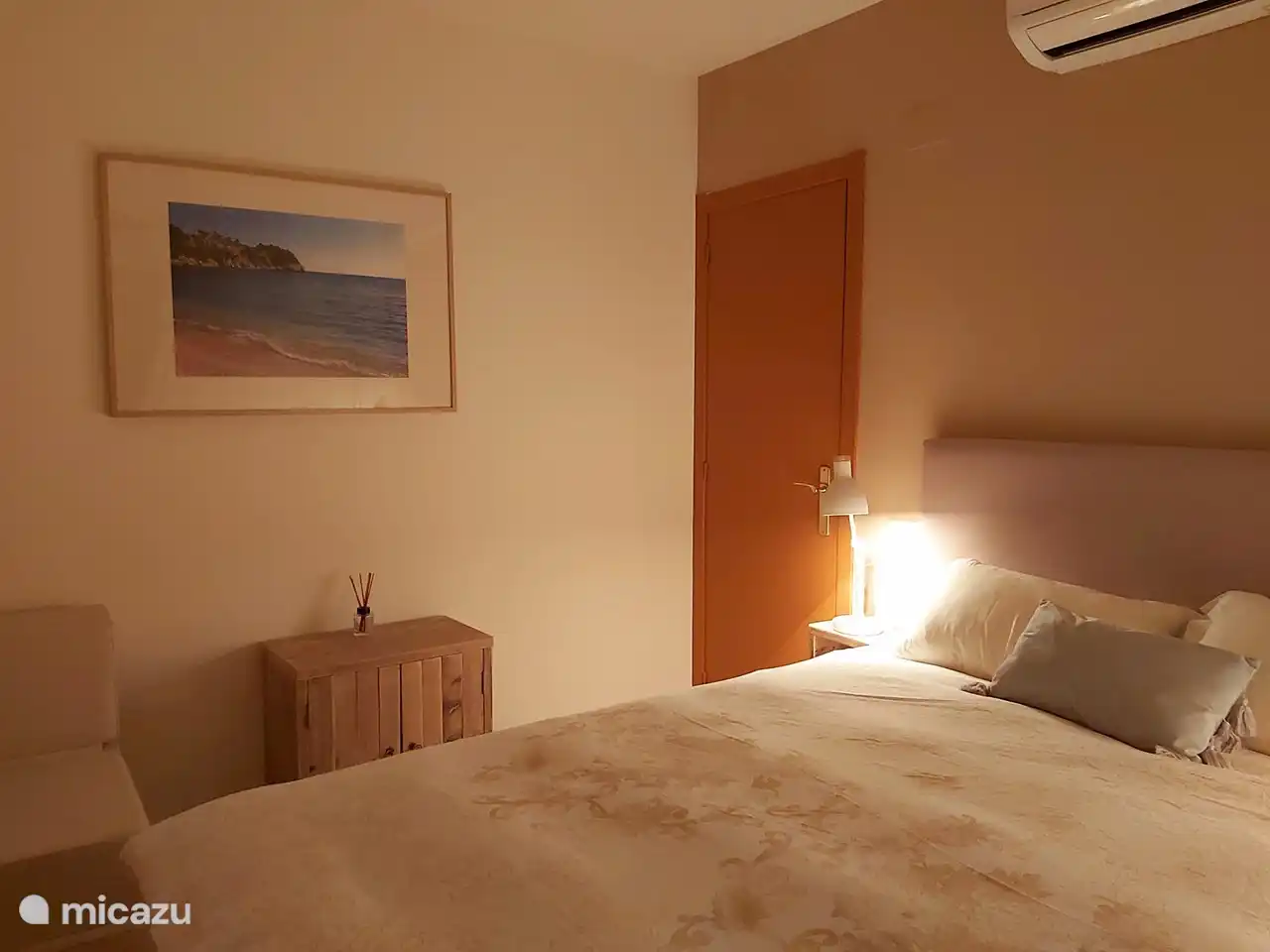 master bedroom with box spring mattresses of 180x200 cm, with air conditioning and shutters