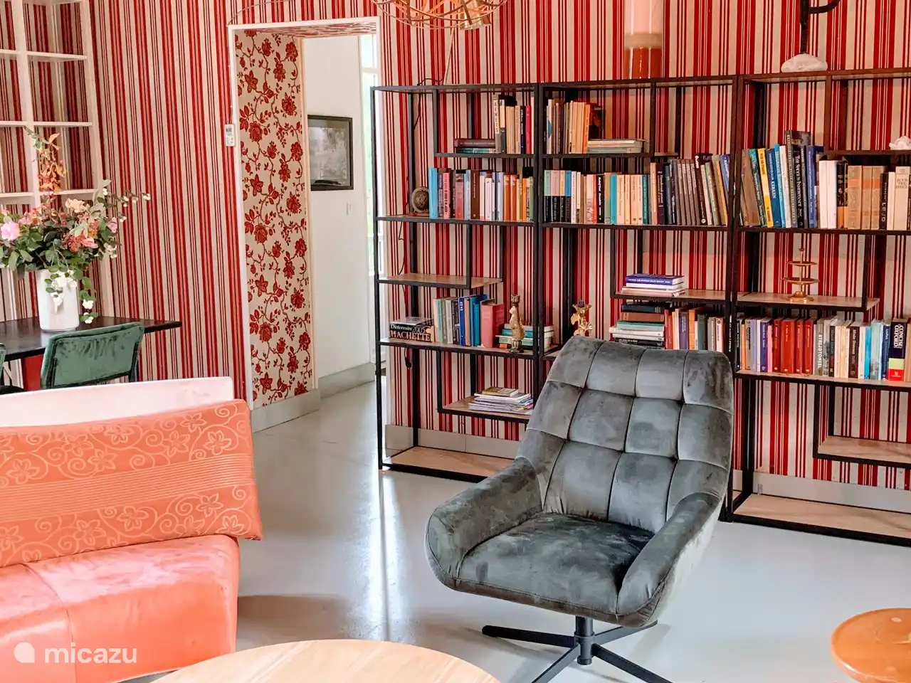 Biblioteca con juegos y sala de TV al lado